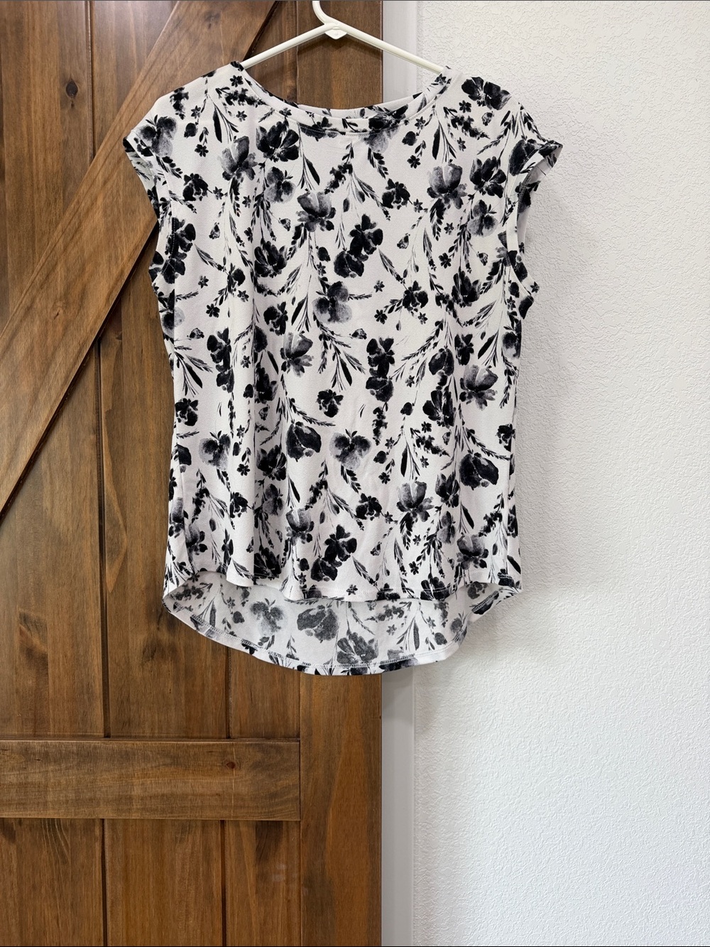 Elle Black and White Floral Cap-Sleeve Blouse